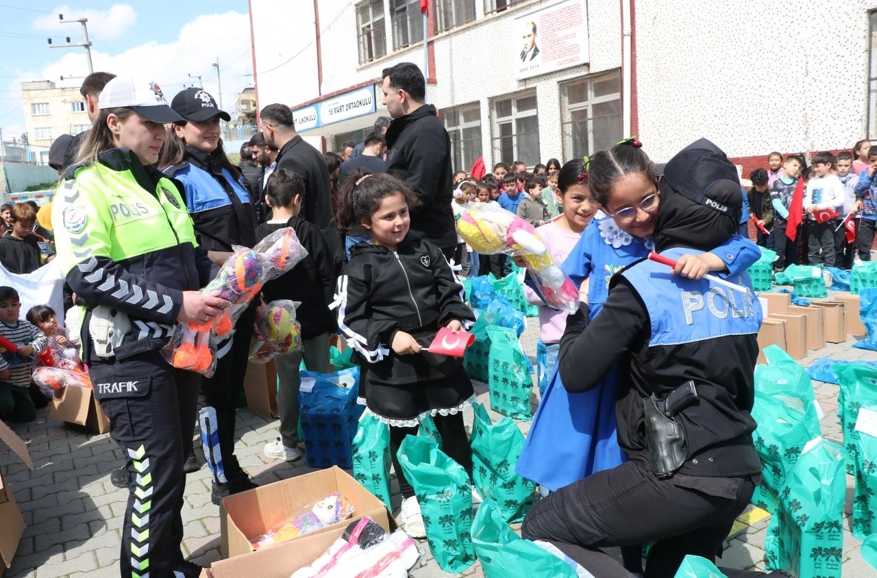Polis öğrencilere ayakkabı ve oyuncak dağıttı