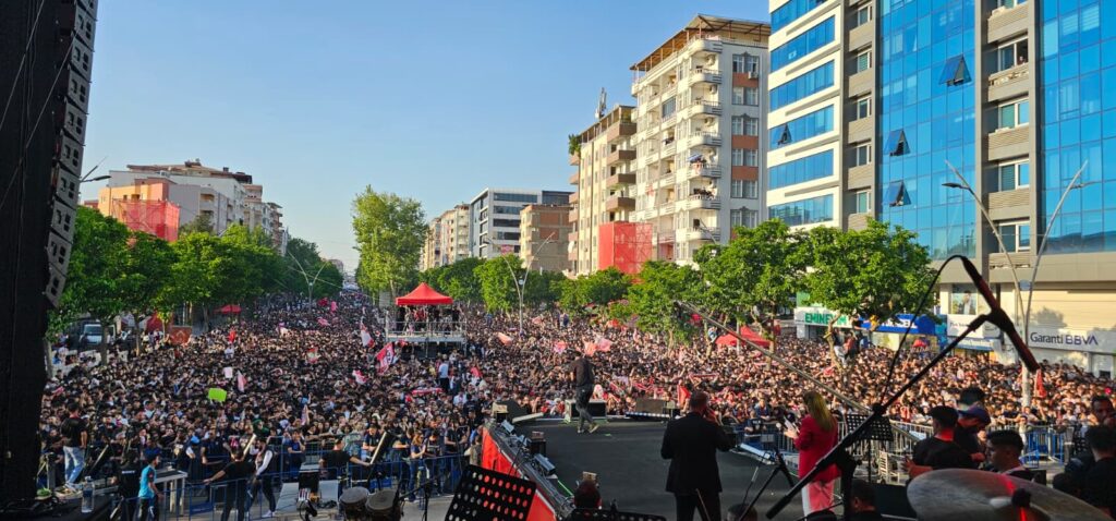 Batman Petrolspor Kutlamalarında İnsan Seli: İğne Atılsa Yere Düşmez