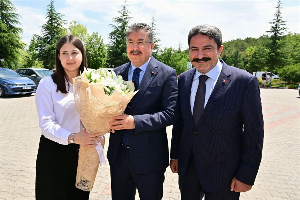 Eskişehir Valisi Yılmaz’dan Gençlik ve Spor İl Müdürlüğüne ziyaret