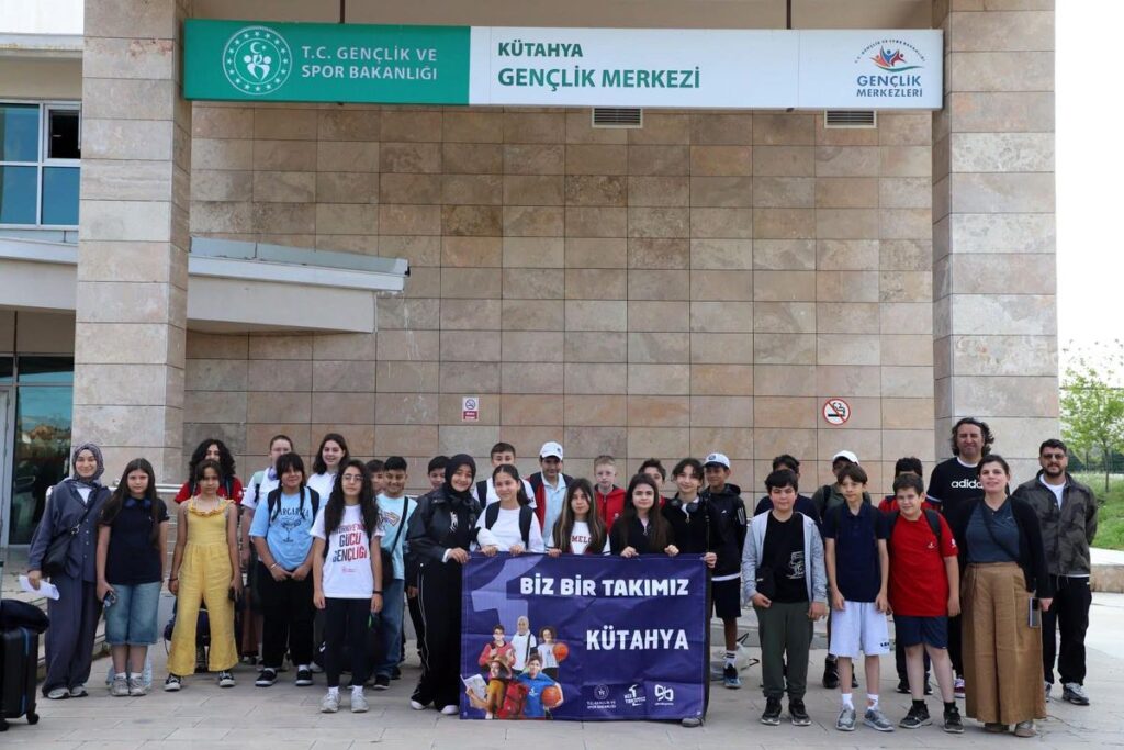 Kütahyalı gençler “Biz Bir Takımız” projesi kapsamında Kırklareli’ne uğurlandı